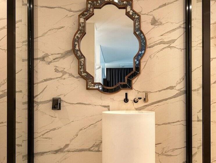 套房, Alice And Trunk