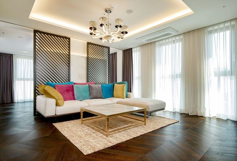 套房, Alice And Trunk