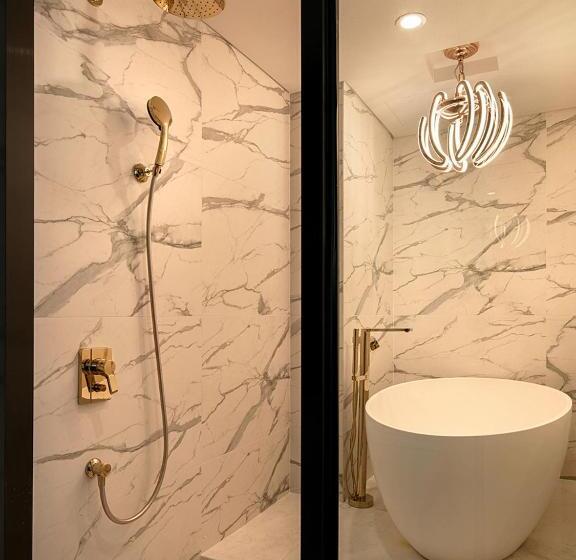 套房, Alice And Trunk