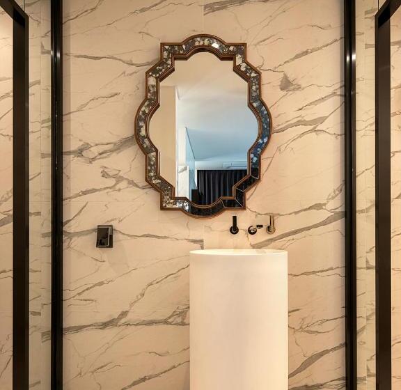 套房, Alice And Trunk