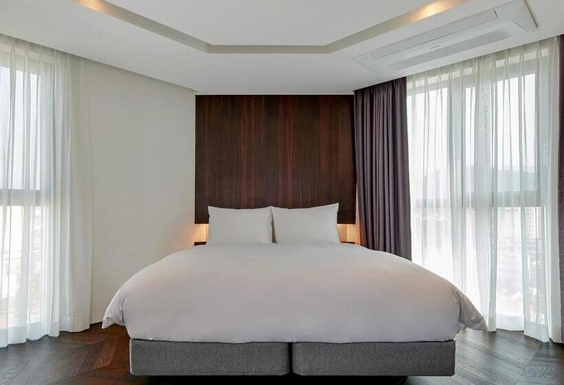 套房, Alice And Trunk