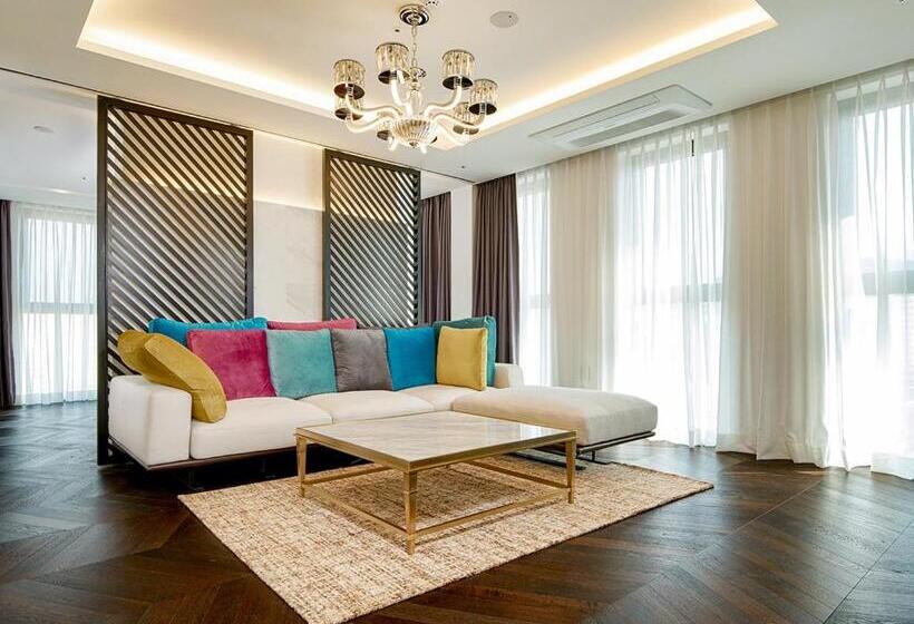 套房, Alice And Trunk