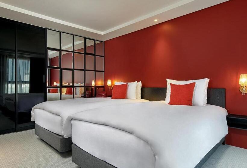 套房, Alice And Trunk