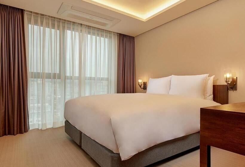 带2个卧室的套房, Alice And Trunk