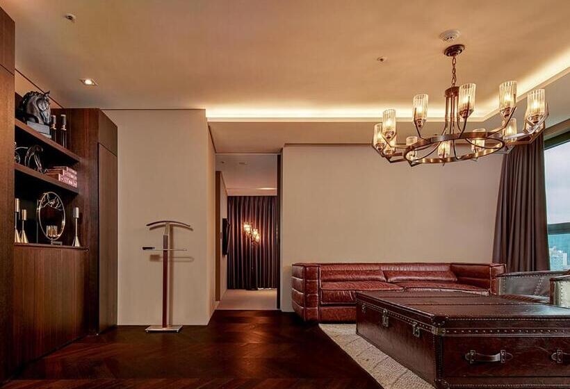 带2个卧室的套房, Alice And Trunk