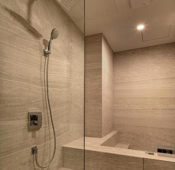 带2个卧室的套房, Alice And Trunk