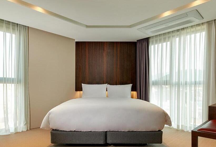 带2个卧室的套房, Alice And Trunk