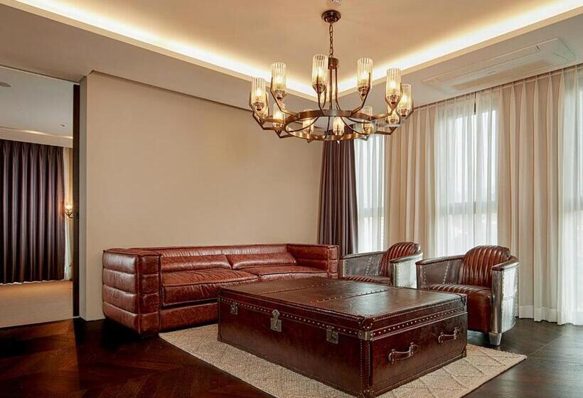 带2个卧室的套房, Alice And Trunk