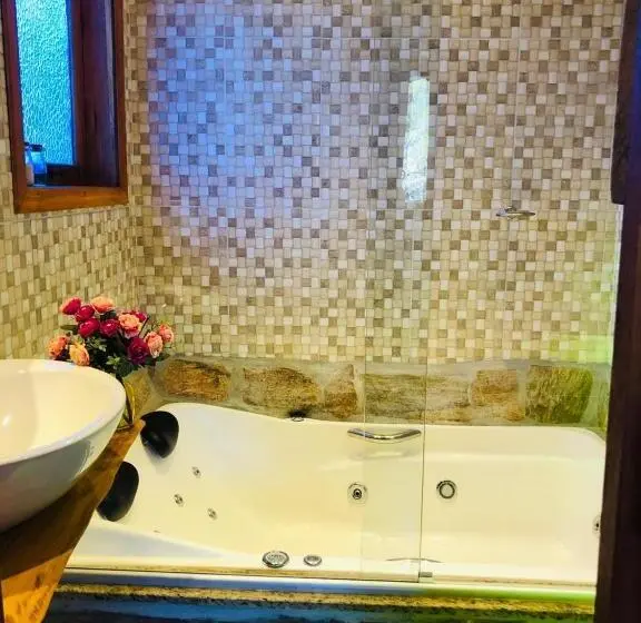 سوئیت با وان آب گرم, Pousada Pináles