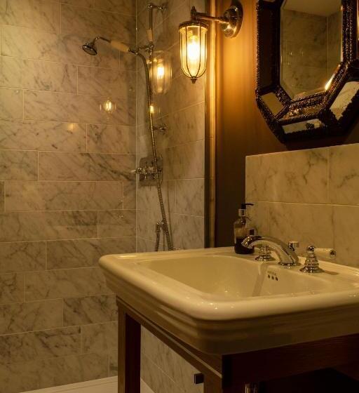 Quarto Estandar, The Carden Arms