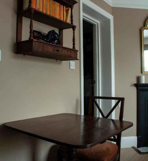 Quarto Estandar, The Carden Arms