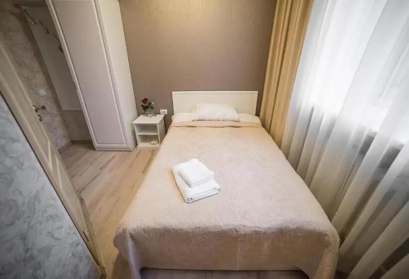 Standard Yhden Hengen Huone, Sergeev