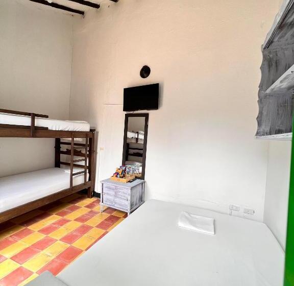 הכלכלה חדר לארבעה עם מקלחת משותפת, Green Door San Gil