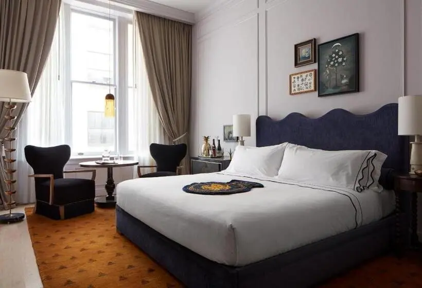 Deluxe Room King Size Bed