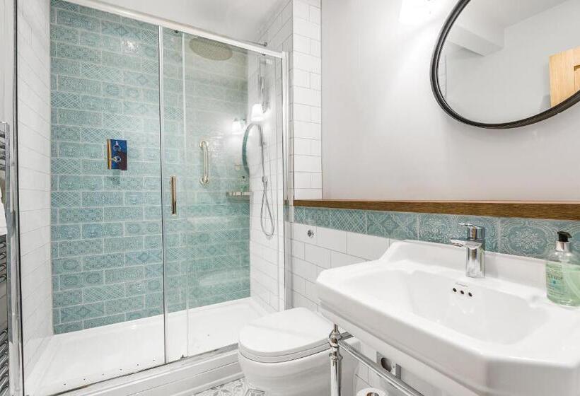 带大床的高级房间, The Walhampton Arms