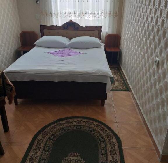 Номер Deluxe, Dina