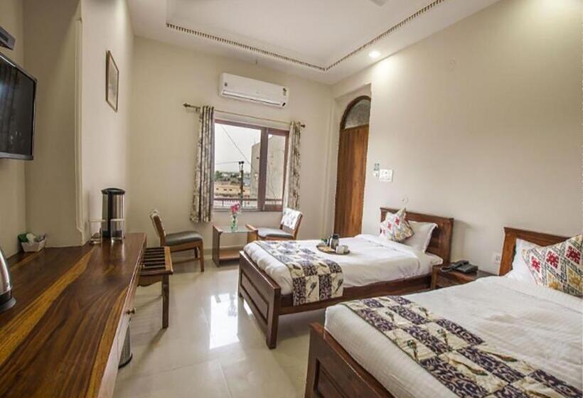 Deluxe Rum, Lakeside Inn Ratanada