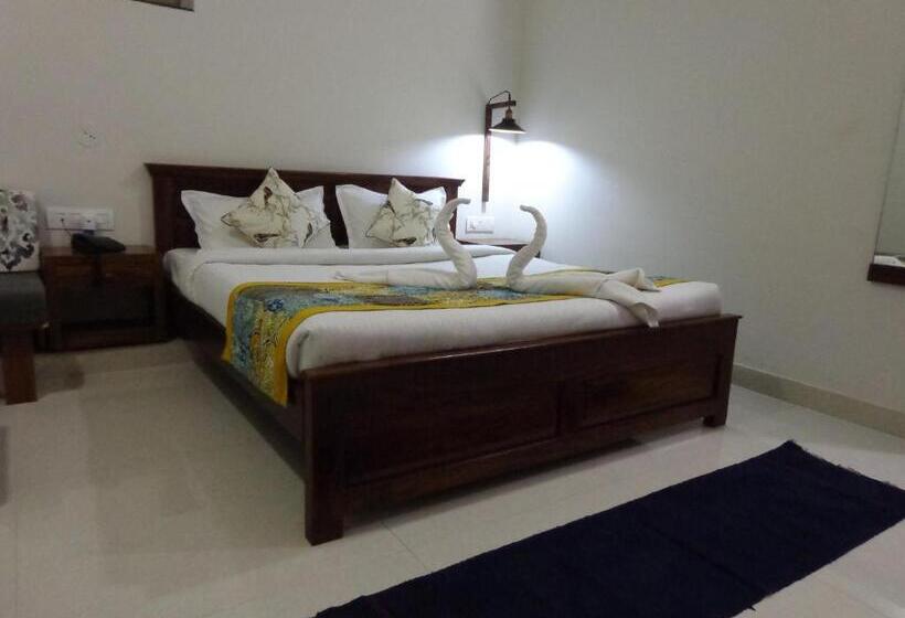 Deluxe Rum, Lakeside Inn Ratanada