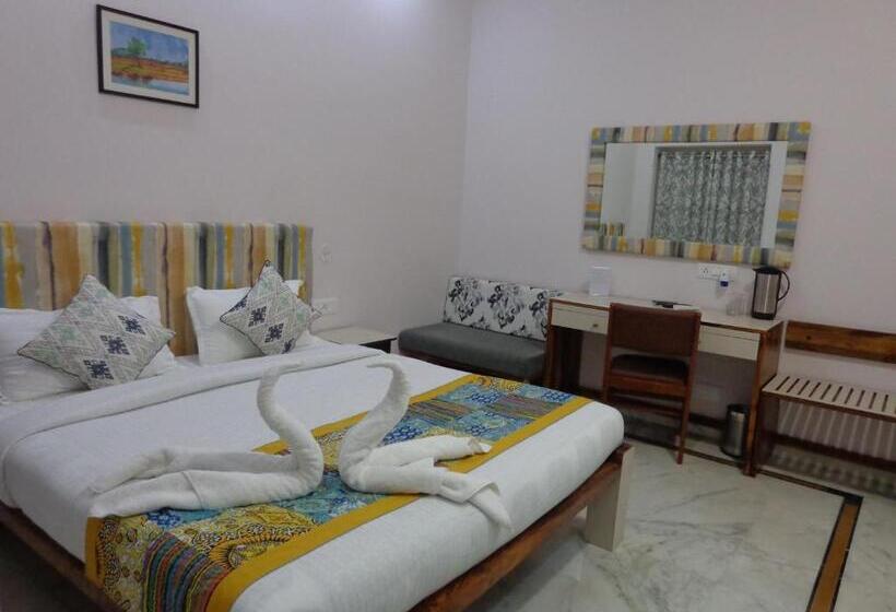 Deluxe Rum, Lakeside Inn Ratanada