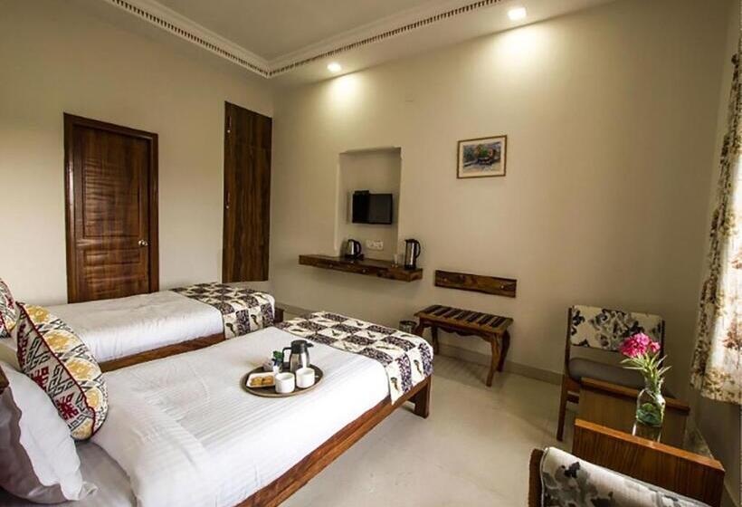 Deluxe Rum, Lakeside Inn Ratanada