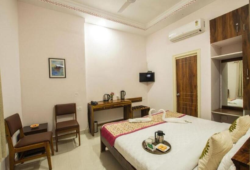 Deluxe Rum, Lakeside Inn Ratanada