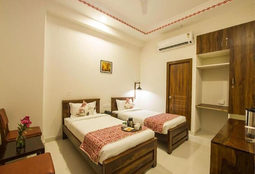 Deluxe Rum, Lakeside Inn Ratanada