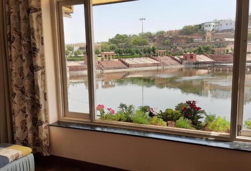 Standardrum King Size Säng, Lakeside Inn Ratanada