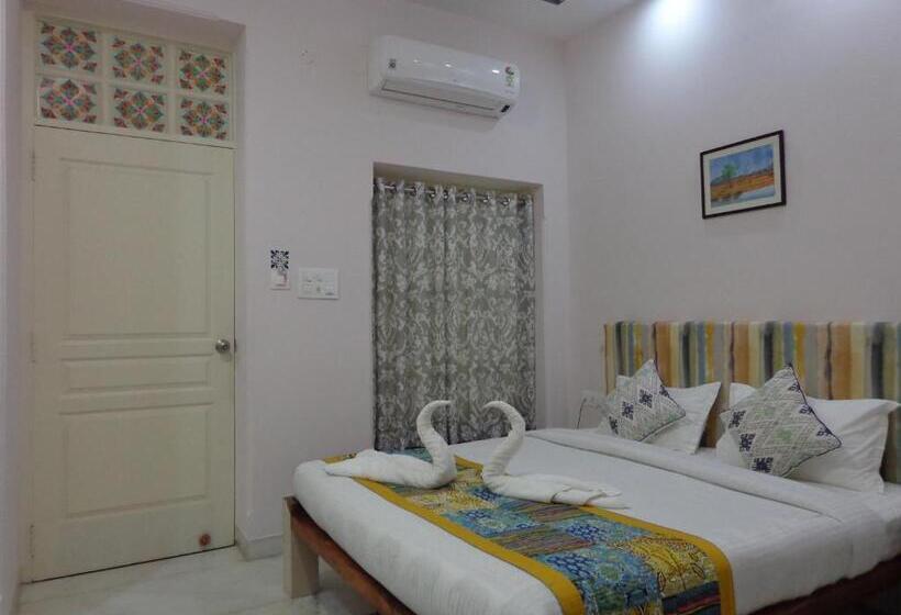 Deluxe Rum, Lakeside Inn Ratanada