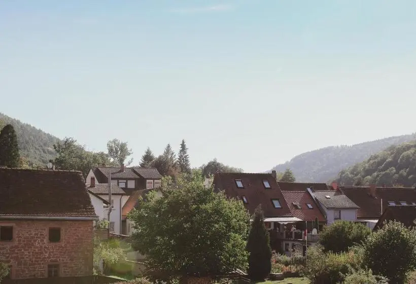 Standard Yhden Hengen Huone Parveke, Emich´s