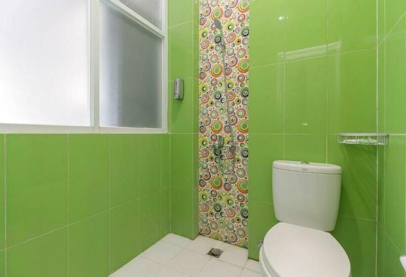 Номер Стандарт, Reddoorz Plus Near Stasiun Bekasi