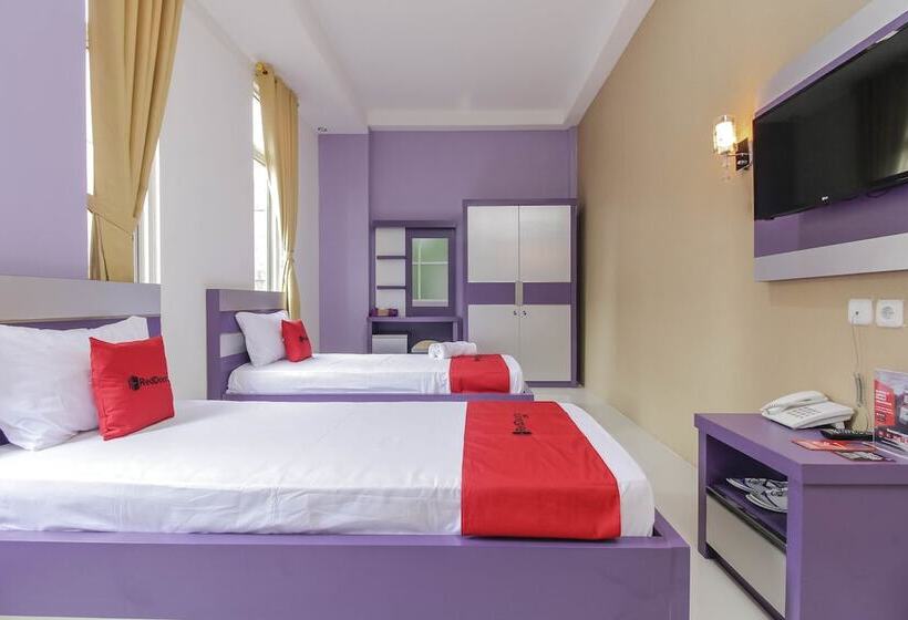 Номер Deluxe, Reddoorz Plus Near Stasiun Bekasi