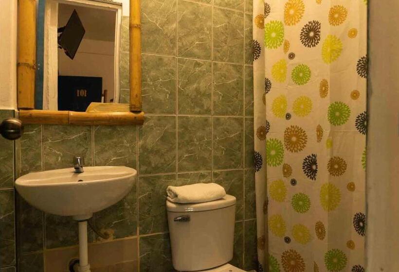 غرفة قياسية ثلاثية, Buganvilia