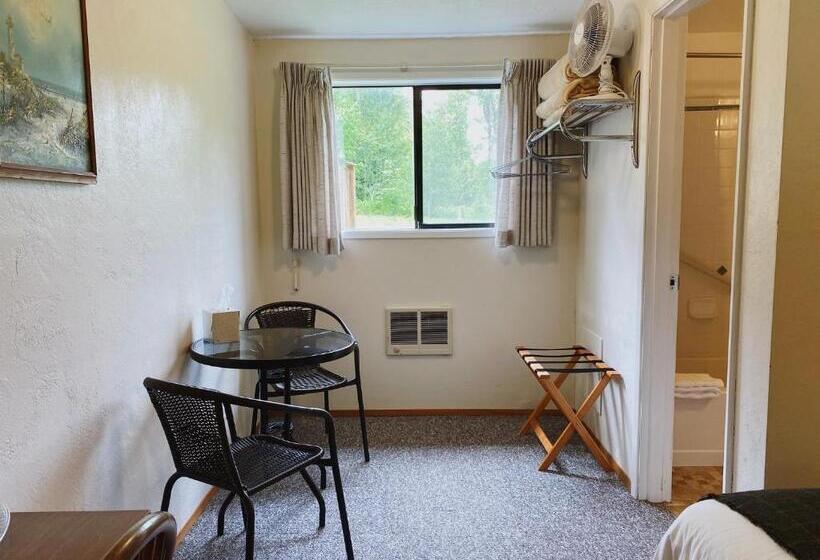 标准间, Emerald Valley Inn