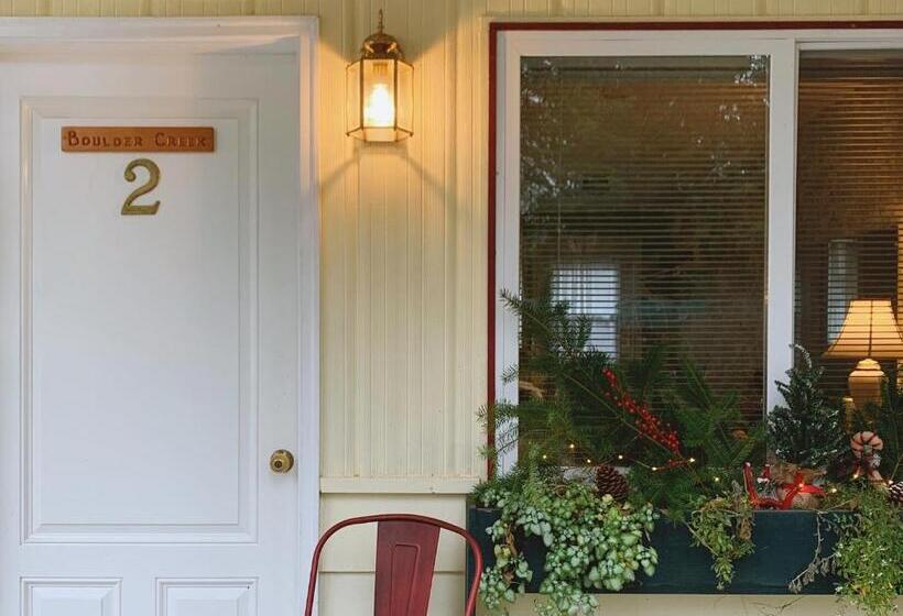 标准间, Emerald Valley Inn