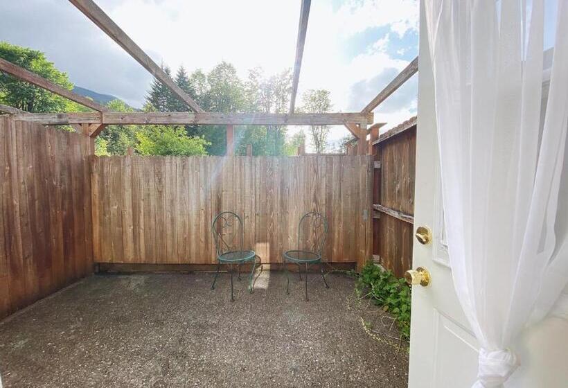 标准间, Emerald Valley Inn