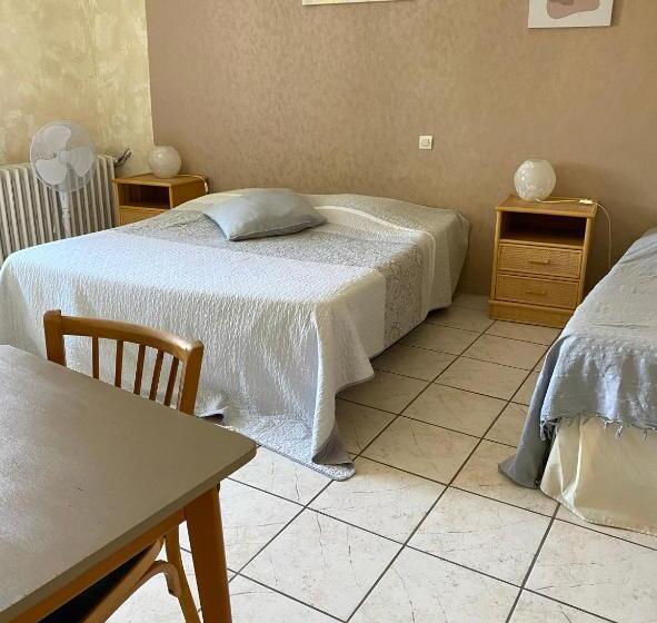 标准三人间, Les Voyageurs