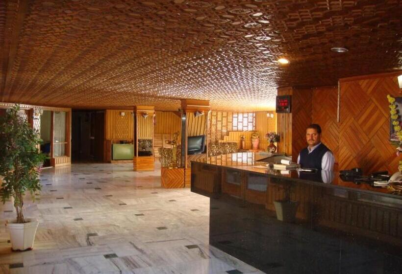 Suite Familiar, Subash Palace