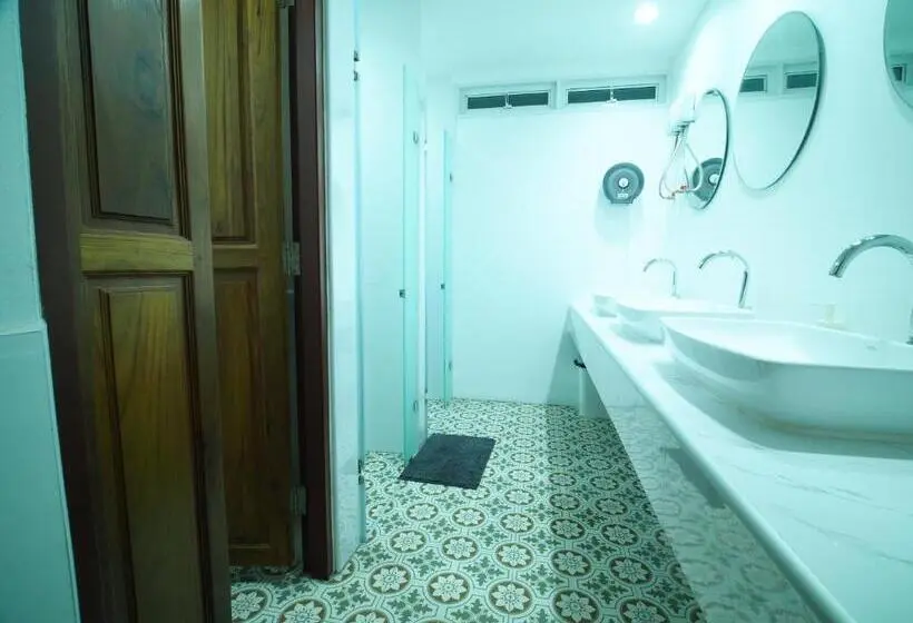 اتاق خانوادگی, Wee Hostel