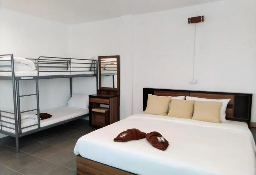 اتاق خانوادگی, Wee Hostel