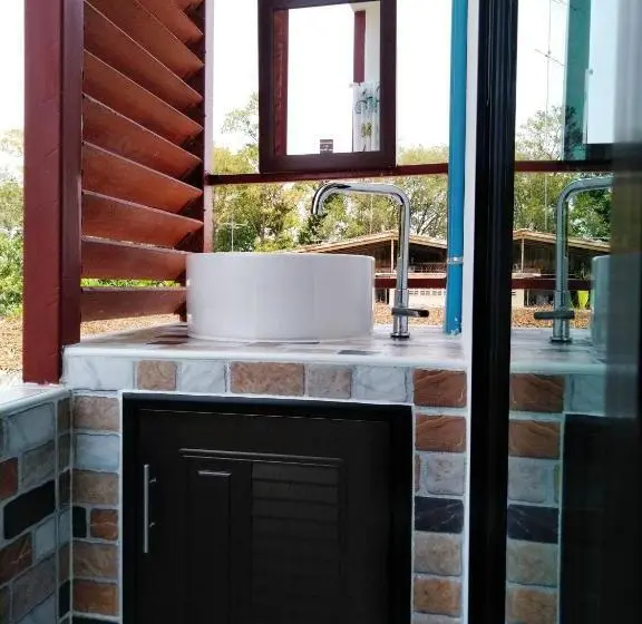 اتاق استاندارد سه نفره, Wee Hostel