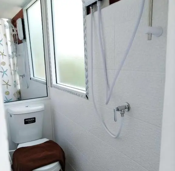 اتاق استاندارد سه نفره, Wee Hostel