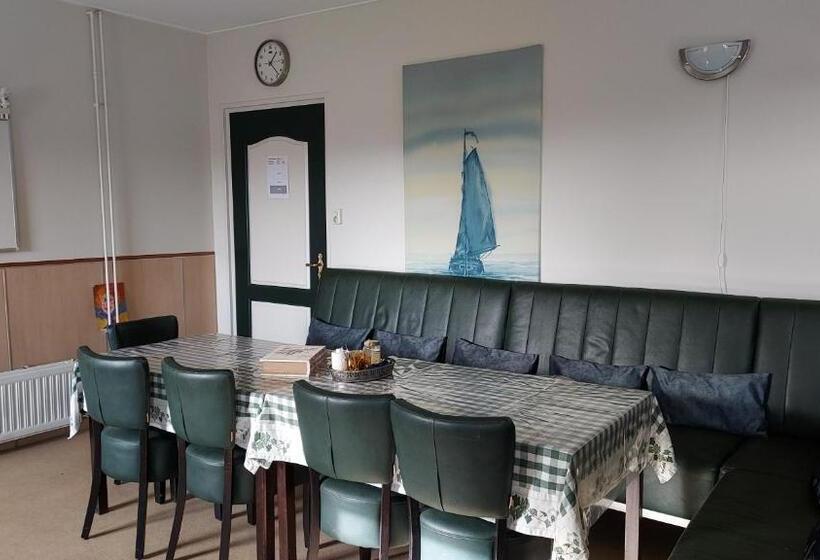 בונגלו משפחתי, Lodge 61 Hotel Aan Het Water