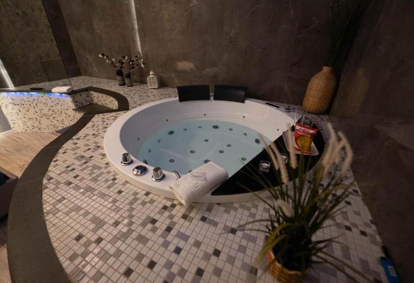 Люкс с гидромассажем, Th Luxury Suite