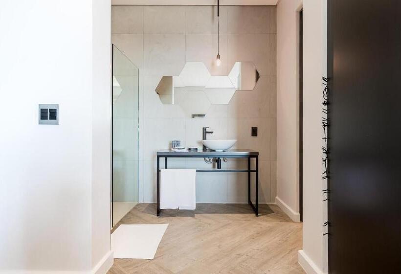 스탠다드 스튜디오, The Junction Boutique