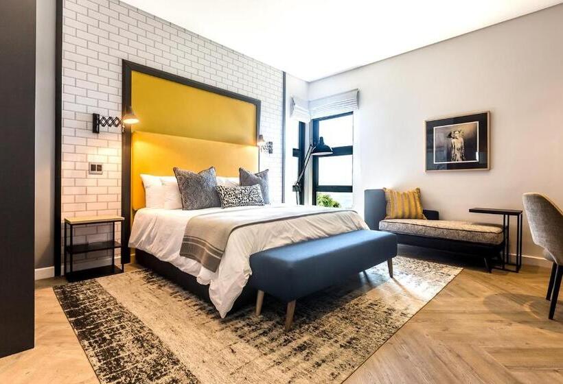 스탠다드 스튜디오, The Junction Boutique