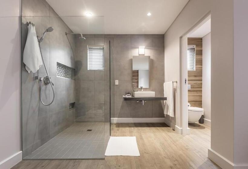 디럭스 스위트 킹 침대, The Junction Boutique