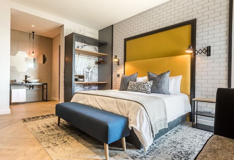 스탠다드 스튜디오, The Junction Boutique