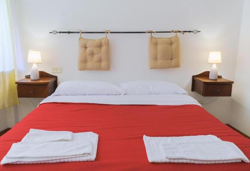 Standard Neljän Hengen Huone, Ostello Albergo Dagli Elfi