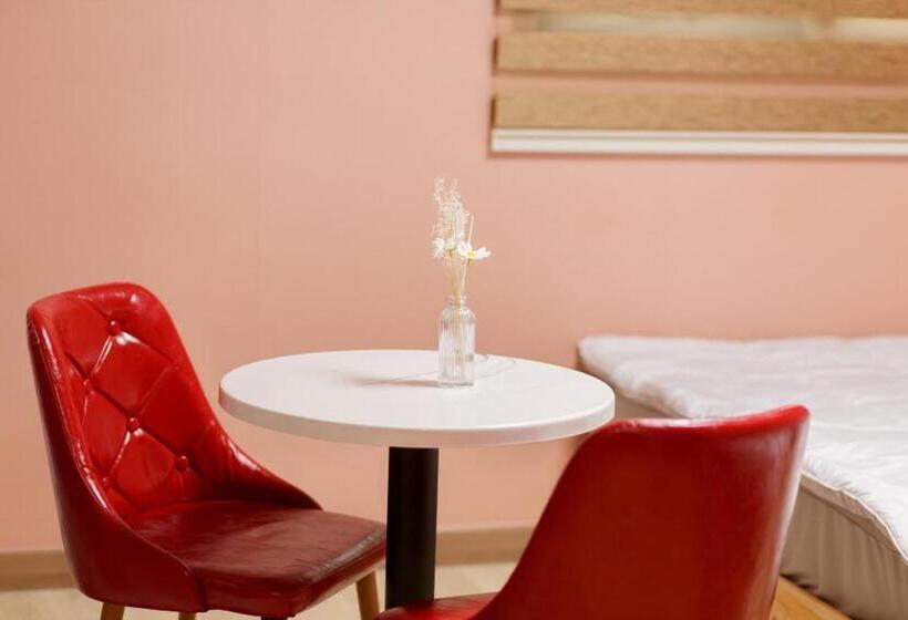 חדר סטנדרט לשלושה, Castle