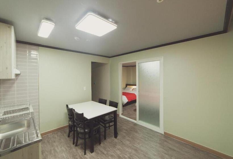 חדר משפחתי, Castle